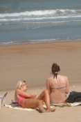 Det gør to piger på stranden også/So do two girls on the beach