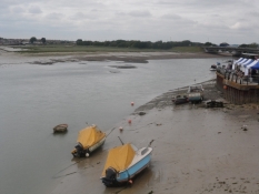 Både på flodbunden i Shoreham ved lavvande/Boats on the ground at low tide in Shoreham