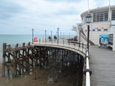 Worthing forlystelsesmole er en gammel sag/The Worthing amusement pier is an old contraption