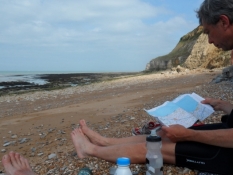 Kolja studerer kortet på stranden/Kolyaʹs studying the map on the beach