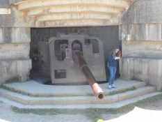 120 mm kanon i velholdt bunker/Heavy canon in a well preserved pillbox