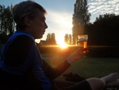 Kolja nyder en stille aftenøl/Kolya quietly enjoys a beer at eventide