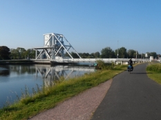 Cykelsti langs kanalen med Pegasus-broen/Cycle path along the canal with the Pegasus bridge
