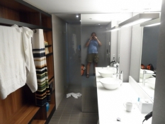 Badeværelsesafdelingen med spejldør/The bathroom with mirror door to the shower cubicle