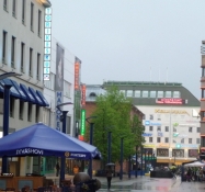 Indkøbsgade i regnvejr/Shopping street in rainy weather