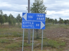 Nu står skiltene på både finsk og samisk/Now the road signs are both in Finnish and Lappish