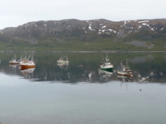 Fiskerbåde spejler sig i vandet/Fishing boats are reflected in the water