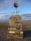 Der er mange monumenter på Nordkap/The North Cape is strewn with monuments