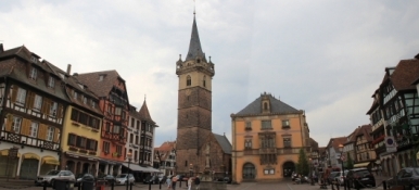 Obernai, Marktplatz mit Mairie und Kappelturm
