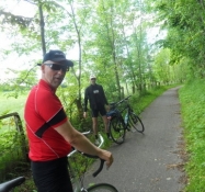 En god cykelsti igennem grøn natur/A nice bike path through green nature