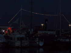 Mørk havneatmosfære i Damp/Itʹs turned dark at the harbour of Damp