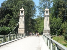 Gammel hængebro kun for cyklister/The old suspension bridge is for bikes only