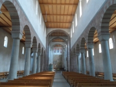 Ægte romansk stil i kirkeskibet/Genuine romanesque style in the nave