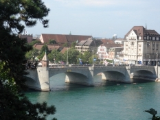 Den mellemste bro over til Lille Basel-siden/The middle bridge to the Little Basel side of the river