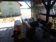 Frokost i en åben hytte ved floden/Lunch in an open hut on the riverbank