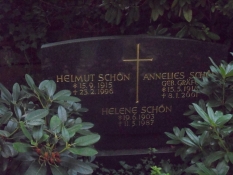 Ex-fodboldlandsholdstræner Helmut Schöns grav/The grave of former German football coach H. Schoen