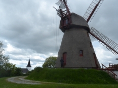 Møllen og kirken ligger højt i landskabet/The mill and the church are situated high in the landscape