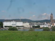 Barokslottet i Engers ligger helt ned til floden/The palace in Engers stands right on the river bank
