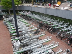 Cykelparkering løses også fint her/Bike parking is also solved well here