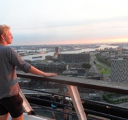 Simon nyder udsigten trods højden/Simonʹs enjoying the view despite the height