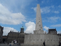 Krigsmindesmærket på Dam-pladsen/The war memorial on Dam square