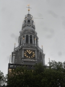 Den gamle kirkes tårn står midt i luderkvarteret/Oude Kerkʹs steeple in the Redlight district
