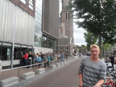 Simon foran Anne Franks Hus - bemærk køen/Simon in front of Anne Frankʹs House - mind the queue