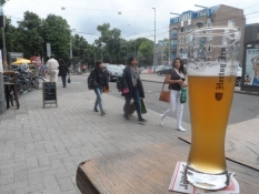 En hvedeøl på en fortovscafé/A wheat beer at a pavement café