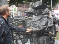 Jeg hilser på chefen i Rembrandts ʺNattevagtenʺ/I shake hands with the leader of the ʺNight Watchʺ
