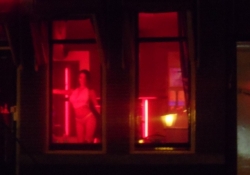 Luderne er udstillet i vinduer med røde kulører/The hookers are on display in illuminated windows