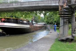 Canal du Midi, Schiff beim Passieren einer Schleuse