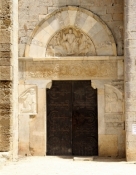 Eingang der ehemaligen Kathedrale von Maguelone
