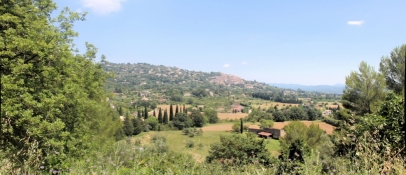 Blick über das Tal, in der Mitte der Ort Fayence