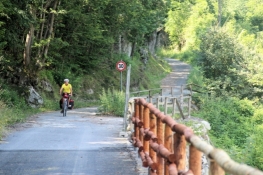 Radweg im Tànaro-Tal