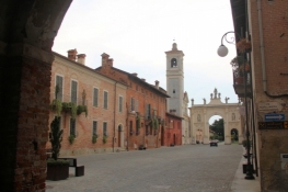 Cherasco, Porta del Belvedere und SantʹAgostino Kirche