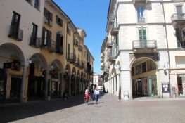 Straße in der Altstadt von Novara