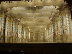 Das barocke Schlosstheater ist berühmt als eines der ältesten funktionierenden Theatern der Welt