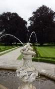 Der Schlosspark ist auch ein schöner Ort mit seinen Brunnen, Rasen, Büschen, Båumen und Statuen