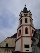 Der Turm der Sankt Veitʹs Kirche ragt hoch über die Stadt hinaus
