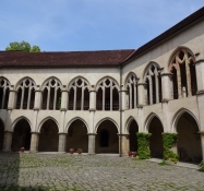 Schöne gothische Spitzbögen im inneren Burghof