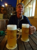 Wir feierne die Ankunft in Prag mit Abendessen und Bier in der Brauerei Staropramen