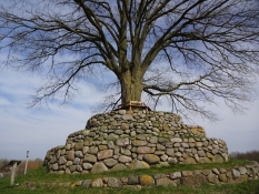 Ein sonderbarer Hügel mit Spiralgang im Dorf Skellerup