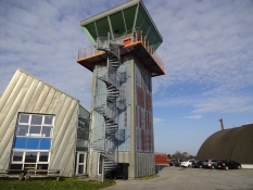 Tårnet i den tidligere flyveskole på Avnø er i dag et naturcenter