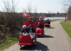 Fahrradausflug für ältere Herrschaften nahe dem Gut von Orebygaard