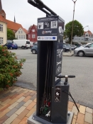Selvbetjent cykelreparationsstation i Sønderborg/A self service bike repair station in Soenderborg