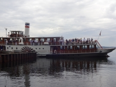 Hjuldamper med modent fødselsdagsselskab/Steam ship with an elderly birthday party
