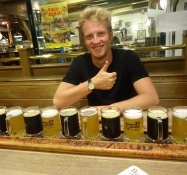 Vi sluttede på Hansens bryggeri med en meter øl/We ended the day at Hansenʹs brewery with more beer