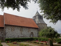 Kirken i Oversø med sit runde kampestenstårn/The church of Oeversee with its round boulder tower