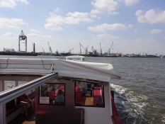 Her styrer vi over mod skibsværftet Blohm&Voss/Here we head for the shipyard Blohm&Voss