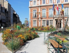 Boulogne-sur-Mer, Blumenbeete vor dem Rathaus